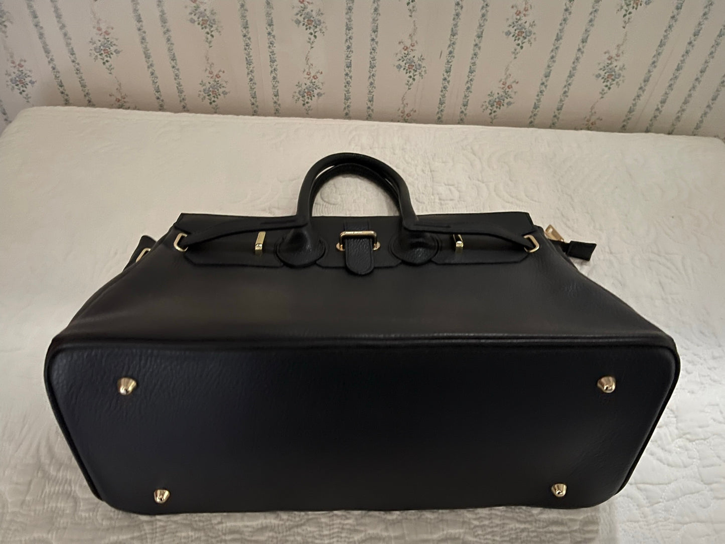 Timeless Parisian Black bag with a Parisian pink scarf