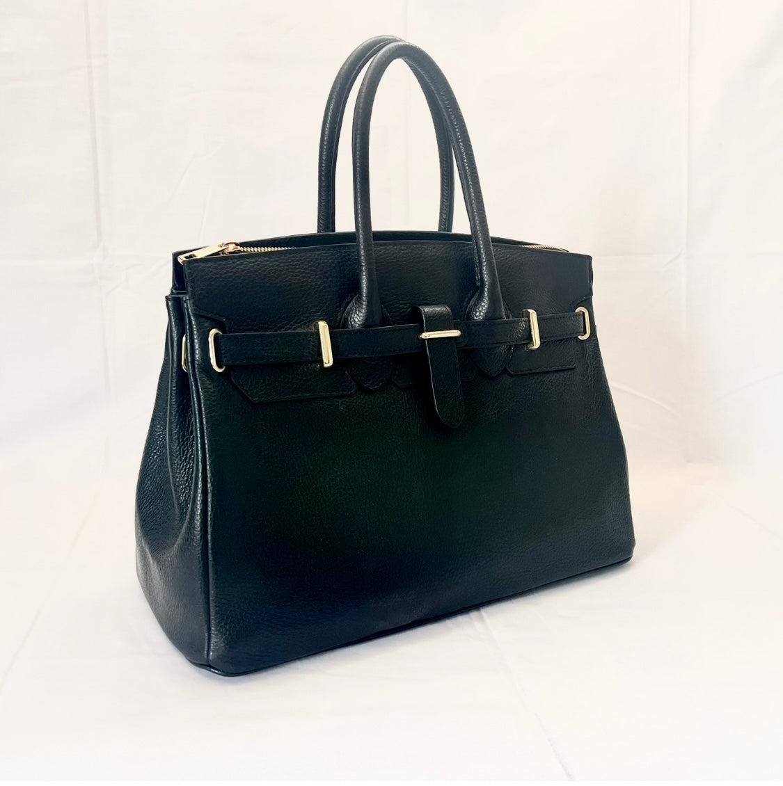 Timeless Parisian Black bag with a Parisian pink scarf